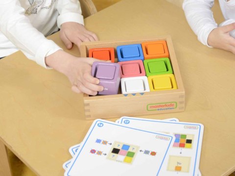 MASTERKIDZ Kubeczki I Klocki Kwadratowe Zabawka Drewniana Sorter Kolorów Montessori