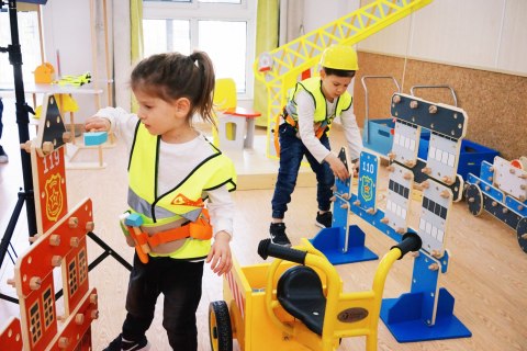 CLASSIC WORLD EDU Ogromne Klocki Konstrukcyjne Drewniane Zestaw Pojazdy Policja 89 el.