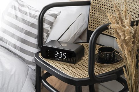 AD 1192 black Radiobudzik z bezprzewodową ładowarką i fm