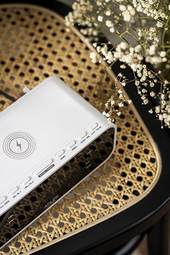 AD 1192 white Radiobudzik z bezprzewodową ładowarką i fm