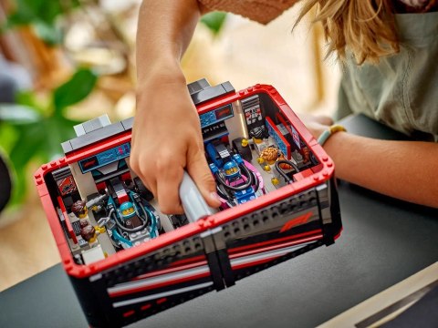 LEGO City 60444 - F1 Garaż i bolidy Mercedes-AMG i Alpine