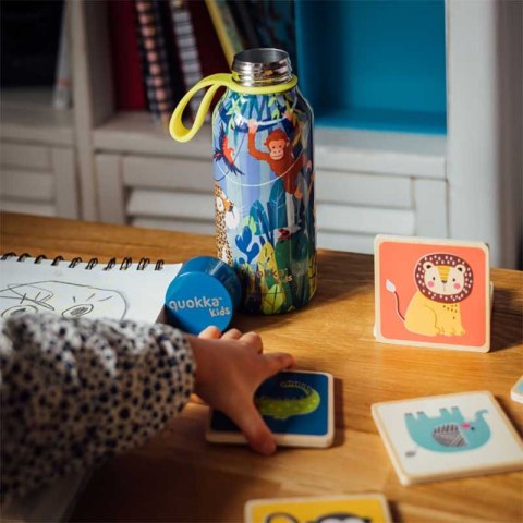 ND38_40145 Quokka Solid Kids with strap - Butelka termiczna ze stali nierdzewnej 330 ml z paskiem (Jungle)