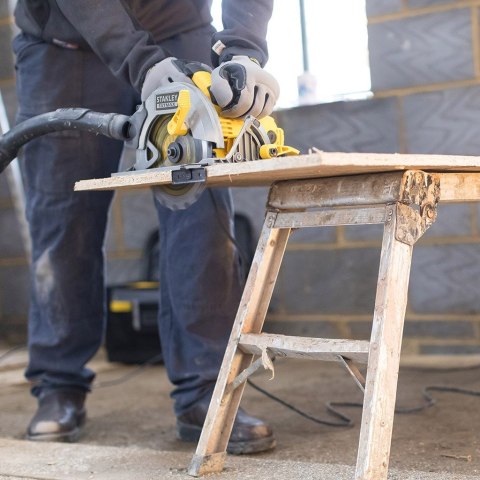 Stanley PILARKA TARCZOWA 1650W (FME301K)