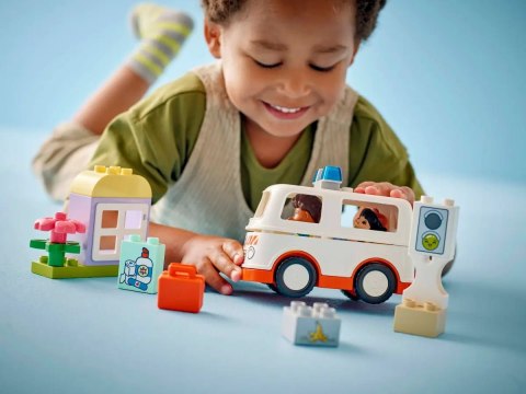 10447 - LEGO DUPLO - Karetka z kierowcą