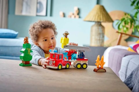 10473 - LEGO DUPLO - Wóz strażacki z wężem i strażakiem