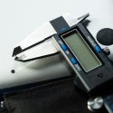 Cyfrowa suwmiarka iFixit w kolorze niebieskim z ekranem LCD