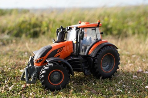TOMY Britains traktor Valtra T245 wersjaDeco 43273 BRITAINS