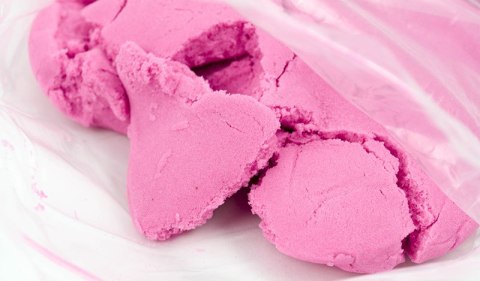 KX9568_1 Piasek kinetyczny 1kg w woreczku różowy KONTEXT