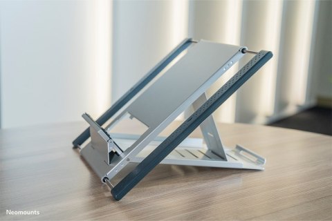 Neomounts NSLS100 stojak na laptop Półka wysięgnikowa na notebooka Srebrny 55,9 cm (22")