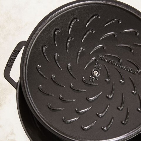 Głęboka patelnia do duszenia z pokrywką STAUB 40511-472-0 - czarna 28 cm