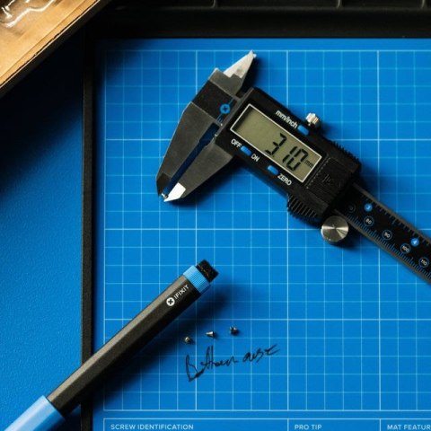 Cyfrowa suwmiarka iFixit w kolorze niebieskim z ekranem LCD