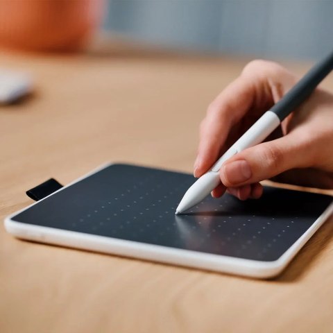 Tablet graficzny Wacom Intuos One Medium 216x135mm USB/Bluetooth Szary/Biały CTC6110WLW1B